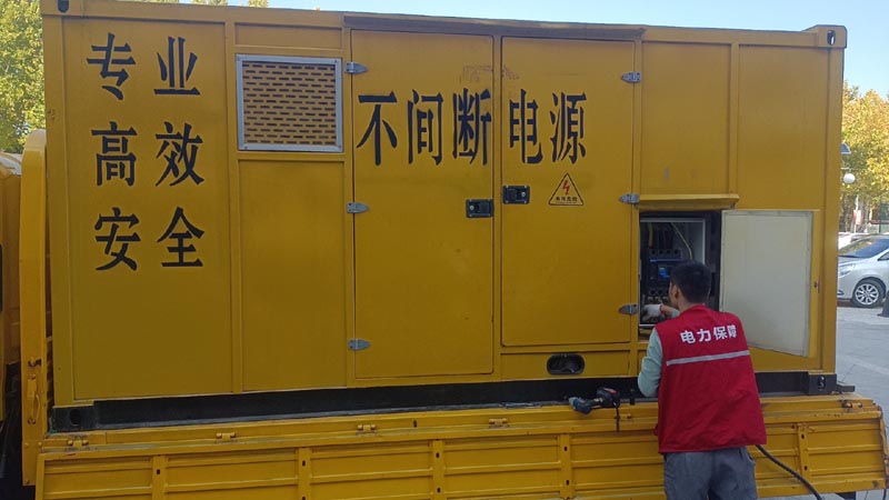 安新柴油发电机组和UPS电源配合使用时，如何避免切换过程中的电力中断？